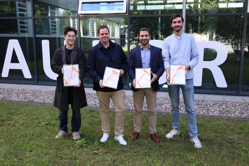 Die Preisträger des SCHÜTT-Preises, v.l.n.r.: Weinan Yu (3. Preis), Bastian Franzenburg (3. Preis), Feras Abbas (1. Preis) und Sebastian Busch (2. Preis).