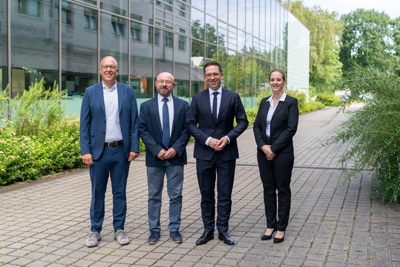 Wissenschaftsminister Falko Mohrs mit den Institutsleitern Prof. Dr.-Ing. Bohumil Kasal (Fraunhofer WKI) und Prof. Dr.-Ing. Christoph Herrmann (Fraunhofer IST) sowie der stellv. Institutsleiterin des Fraunhofer IST, Dr.-Ing. Sabrina Zellmer