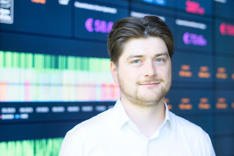 Jonas Pemsel vom Fraunhofer IOSB-AST nutzt den Optimierungskern des WattAdvisor, um für Kunden aus Industrie und Wohnungswirtschaft den optimalen Technologiemix und wirtschaftliche Potentiale für Transformationsprojekte zu ermitteln