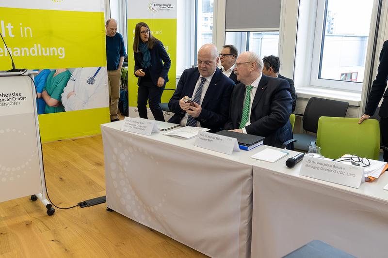 Prof. Dr. Wolfgang Brück, Sprecher des Vorstandes der Universitätsmedizin Göttingen (UMG), im Gespräch mit Prof. Dr. Michael Manns, Präsident der Medizinischen Hochschule Hannover (MHH).