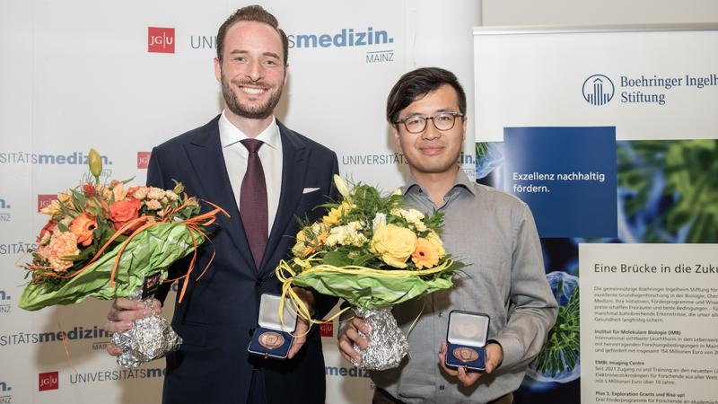 PD Dr. Christian Labenz (l.) und Dr. Andy Wing Chun Man (r.) haben für ihre exzellenten Forschungsarbeiten den Boehringer-Ingelheim-Preis 2024 erhalten.