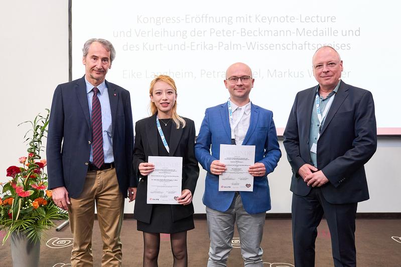 Prof. Dr. B. Schwaab, Past-Präsident der DGPR und Vorstandsmitglied der Deutschen Herzstiftung, Preisträgerin Pengzhu Li, Preisträger Nelu-Adrian Burlacu, Dr. E. Langheim, Präsident der DGPR