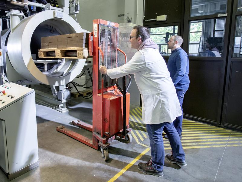 Michael Prokein (l.) und Jannick Armenat von Ruhrstoffbauwerke an der vorindustriellen Anlage zur Härtung von Baustoffen und CO2-Speicherung. 