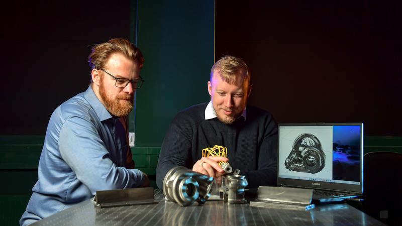 Das Forschungsteam um Juniorprofessor Dr. Christian Franke (l.) und Dr. Andreas Stark kann bei seinem aktuellen Projekt auf langjährige Vorarbeiten im Bereich der angewandten Optik und dabei gewonnene Expertise aufbauen.