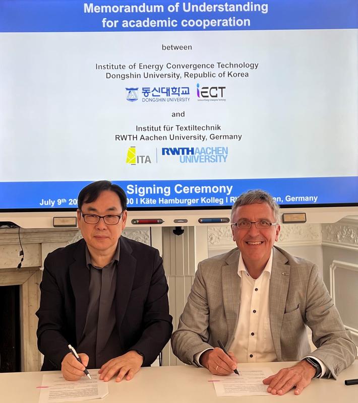 Professor Dr Chun-Shik Kim and Professor Dr Thomas Gries sign the cooperation agreement (from left to right)