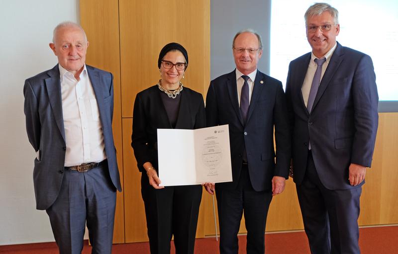 Professorin Nabila Hamdi bei der Verleihung der Hans Kupczyk-Gastprofessur mit ihren Laudatoren Professor Albert Ludolph (links) und Professor Reiner Siebert (rechts) sowie Universitäts-Präsident Professor Michael Webe