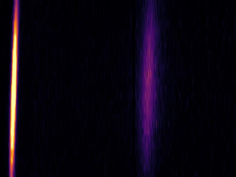 Foto der elastisch gestreuten Röntgenstrahlen (helles gelbes Licht links) und der von den Plasmonen gestreuten Strahlen (schwaches violettes Licht rechts)