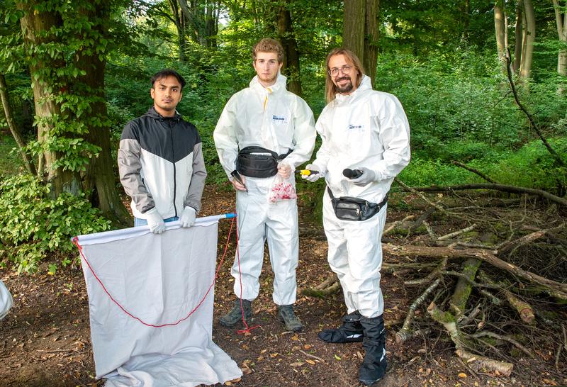 Ein Teil der GreenBalance Nachwuchsgruppe bei der Zeckensammlung: (v.l.) Sibaram Sadangi, Doktorand, Raphael Räpple, Wissenschaftliche Hilfskraft und Dr. Timo Falkenberg, Leiter der Nachwuchsgruppe GreenBalance. 