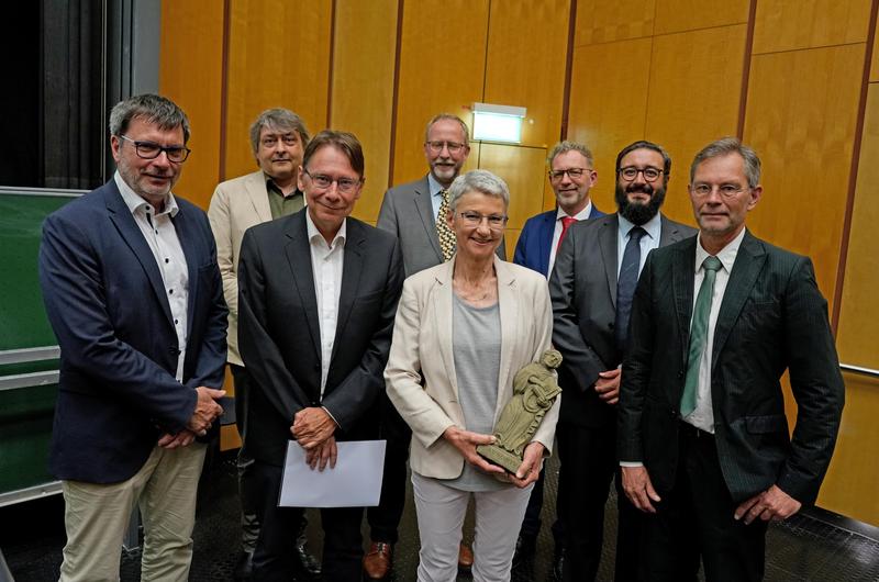 Gruppenfoto (v. l.): Prof. Dr. Christoph Schäfer, Prof. Dr. Frank Daubner, Prof. Dr. Uwe Jun, Prof. Dr. Torsten Mattern, Preisträgerin Prof. Dr. Therese Fuhrer, Prof. Dr. Andreas Regelsberger, JProf. Dr. Diego De Brasi und Prof. Dr. Stephan Busch. 