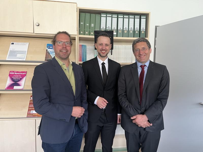 Dr. Marcel Hauck mit seinen Betreuern: Prof. Dr. Franz Rothlauf (re.) und Prof. Dr. Sven Pagel