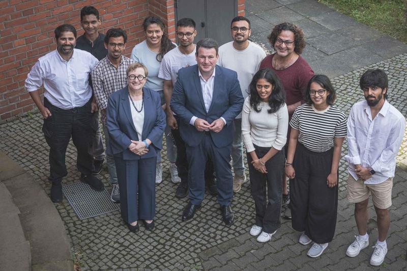 Bundesarbeitsminister Hubertus Heil sprach mit indischen Studierenden der Freien Universität – gemeinsam mit der Ersten Vizepräsidentin Prof. Dr. Verena Blechinger-Talcott – über Deutschland als Studien- und Arbeitsort.