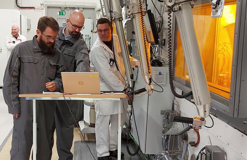 Dr. Maik Stuke (l.), Leiter des BGZ-Forschungsprojekts, und BGZ-Forscher Felix Boldt (Mitte) begleiten die Vorbereitungen der Untersuchungen in den Laboren der Firma Studsvik in Schweden.