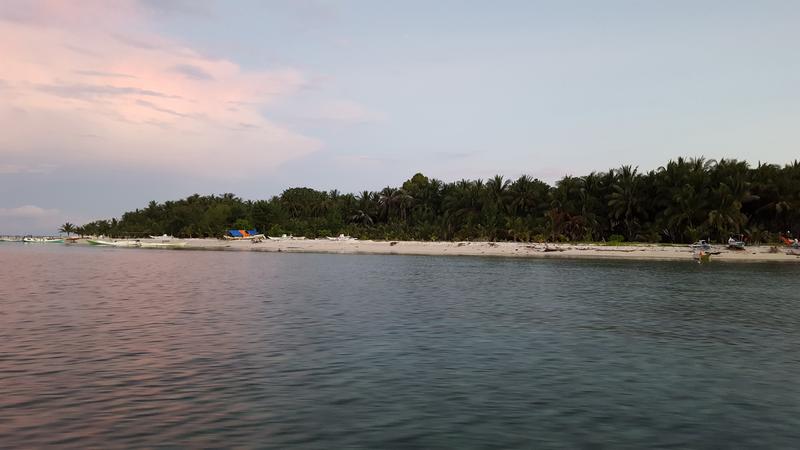 Nah am Meeresspiegel: Die Insel Langkai liegt knapp 1,8 Meter über dem mittleren Meeresspiegel. Immer wieder tragen Wellen Sediment vom Strand ab und spülen neues Sediment auf. Darum ist eine kontinuierliche Lieferung von neuem Material wichtig.