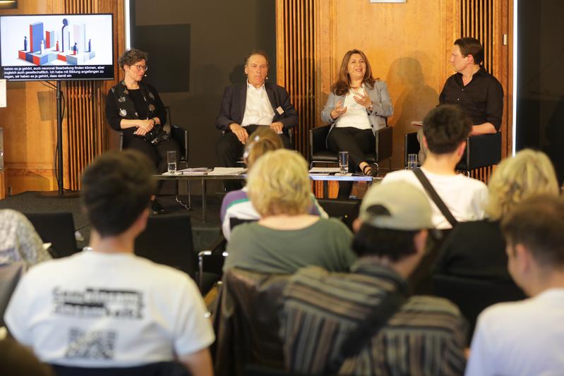 Einsamkeit als gesellschaftliche Herausforderung (v.l.n.r.): Julia Spiegel (Uni Graz), Prof. Dr. Dieter Frey (LMU München), Prof. Dr. Çinur Ghaderi (EvH Bochum) und Prof. Dr. Mark Schweda (Deutscher Ethikrat) diskutieren auf dem Jahrestreffen in Berlin.