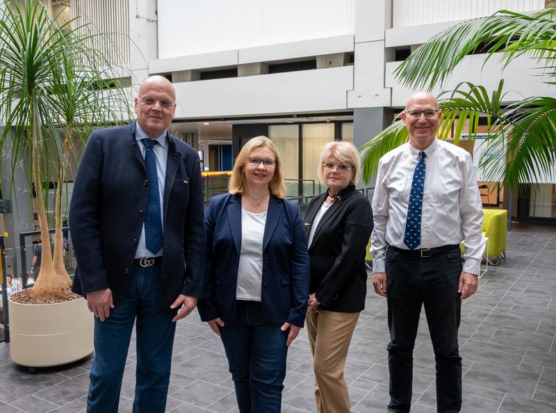 Prof. Dr. Wolfgang Brück, Universitätsmedizin Göttingen (UMG), mit dem UMG-Team im Bereich Technologietransfer: Prof. Dr. Elisabeth Zeisberg, Dr. Liat Nissimov-Brück und Dr. Isaac Shariv. 