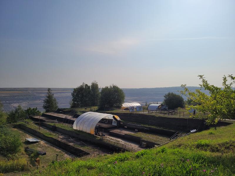 Blick auf die Ausgrabung am ehemaligen Tagebau Schöningen. 