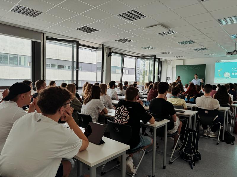Bis auf den letzten Platz besetzt war der Seminarraum bei der Veranstaltung „early bird bw“, bei der Schülerinnen und Schüler sowie Abiturienten und Abiturientinnen in das Studienangebot der Fakultät Betriebswirtschaft schnuppern können. 