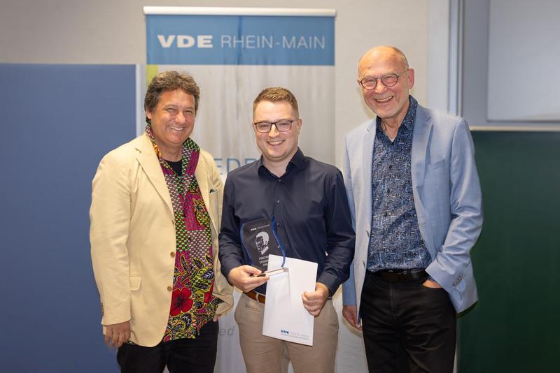 Preisträger René Harmann (Mitte) mit Prof. Dr. Karsten Schmidt (links), Professor für Mechatronik und Microcontrollertechnik der Frankfurt UAS und Prof. Rolf Bergbauer, Geschäftsführer des VDE Rhein-Main (rechts)