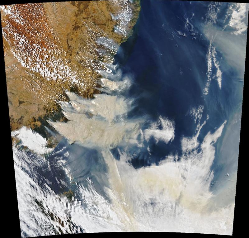 Ende 2019 - Anfang 2020 wüteten im Südosten Australiens verheerende Buschfeuer, deren Rauchfahnen aus dem Weltall deutlich zu erkennen waren wie hier in auf einem Satellitenbild vom 4 Januar 2020.