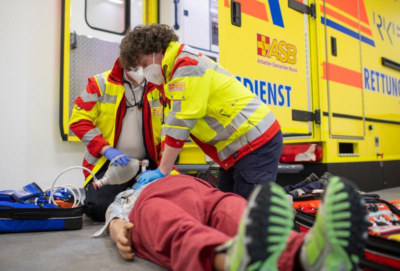 Die DGAI hofft, dass die TV-Berichterstattung „Notfallrettung – Wenn die Hilfe versagt“ in ARD und SWR das Bewusstsein für die Bedeutung der Notfallrettung und Reanimationsversorgung schärft und dazu beiträgt, die Qualität der Versorgung zu verbessern.