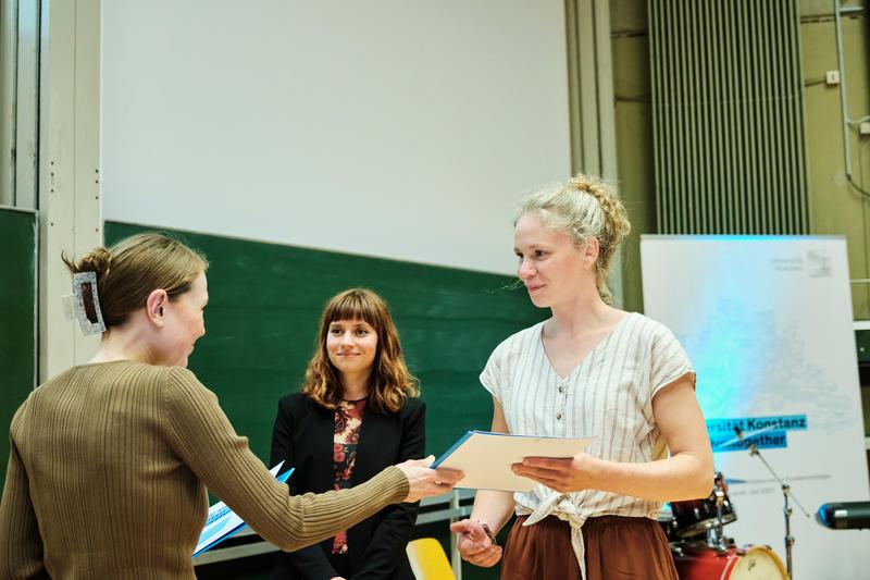 Lisa Friedrich (Geschäftsführerin der Stiftung Schmieder für Wissenschaft und Forschung) überreicht den Stiftung Schmieder Preis an Sarah Tholl und Lena Liebenwein-Dobberke (v.l.n.r.)