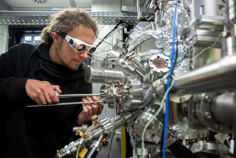 Stuttgart scientist working on a sample in the ultrafast scanning tunneling microscope.