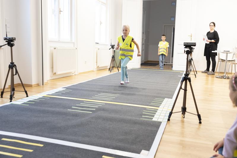 Die Forschenden haben mit Kindern im Alter von sechs bis zehn Jahren Tests durchgeführt, bei denen diese gehen oder laufen mussten, um beim Ertönen eines Pfiffs schnellstmöglich anzuhalten.