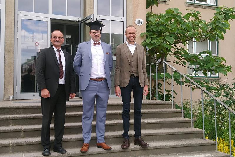 Dr.-Ing. Benedikt Hochbrückner (Mitte) mit den Gutachtern Prof. Dr.-Ing. Steffen Großmann von der TU Dresden (links) und Prof. Dr.-Ing. Markus H. Zink von der THWS nach der erfolgreichen Verteidigung der Doktorarbeit an der TU Dresden