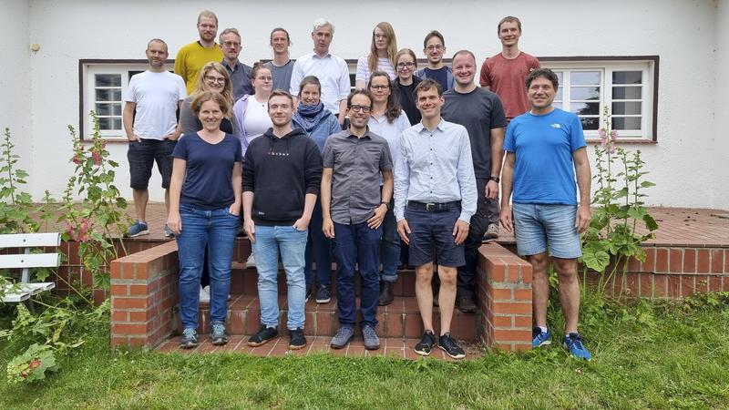 Die Teilnehmenden des Vernetzungstreffens vor der der Biologischen Station der Universität Greifswald in Kloster auf Hiddensee mit Prof. Dr.-Ing. Dagmar Waltemath (vorn 1.v.l.), Prof. Dr.-Ing. Frank Krüger (hi 4.v.l.) und Julia Matela M. Sc. (hi 3.v.r.)