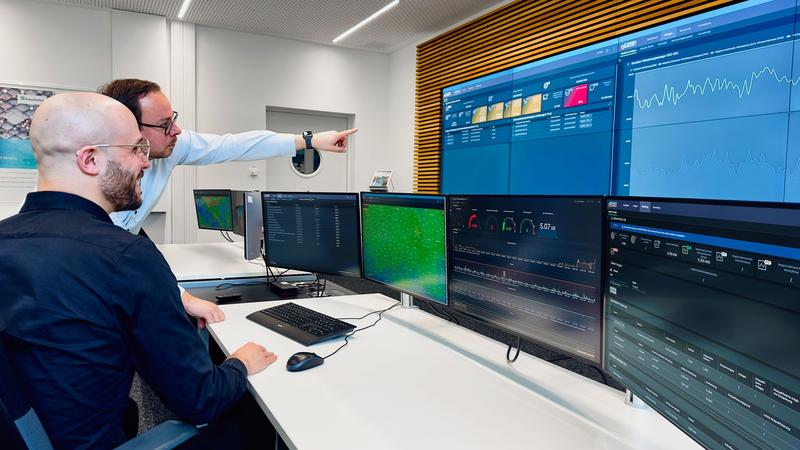 KI-basiertes Schutzsystem für Energiesysteme der Zukunft: Florian Rehwald und Christoph Decker (vorn) greifen über das Dashboard auf das im Project SecDER entwickelte Intrusion-Detection-System zu.