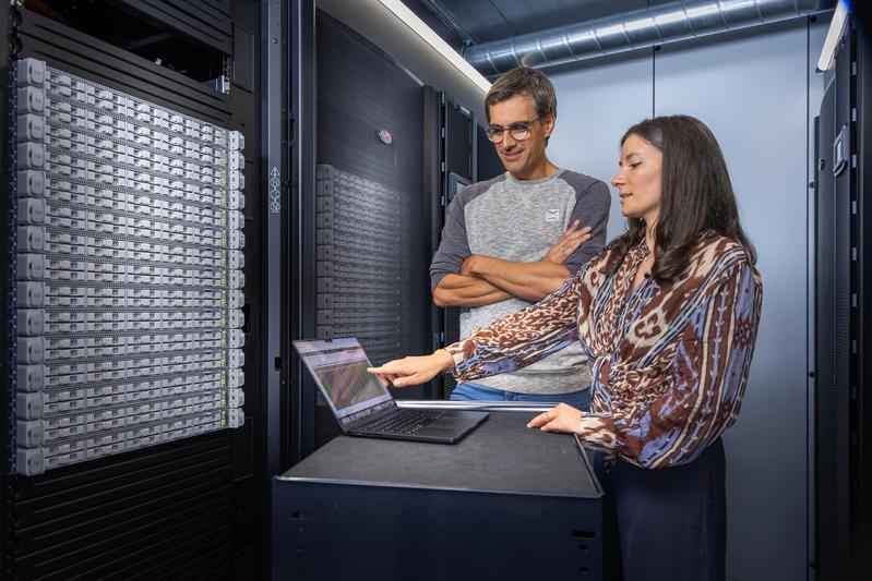 ForscherInnen am Institut für Genetische Epidemiologie der Medizinischen Universität Innsbruck entwickelten einen Algorithmus, der Licht in dunkle Genregionen bringt. Im Bild: Sebastian Schönherr und Silvia Di Maio