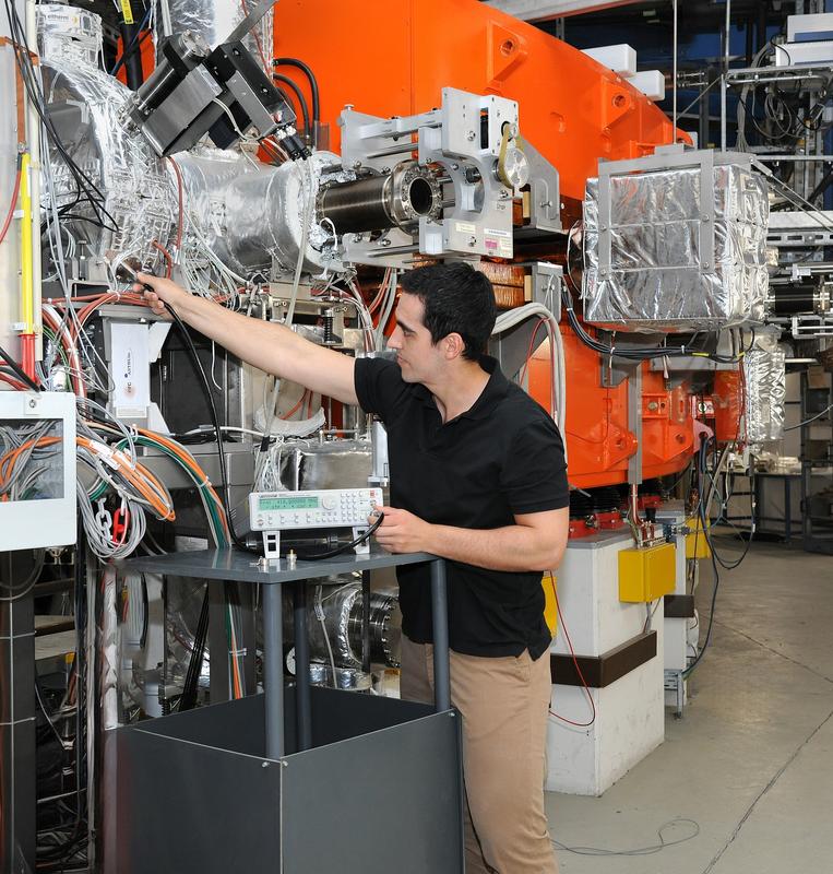 Work at the Experimental Storage Ring ESR: Dr. David Freire Fernández from MPIK, first author of the publication, conducted the measurements for his PhD thesis with the ESR at GSI/FAIR.