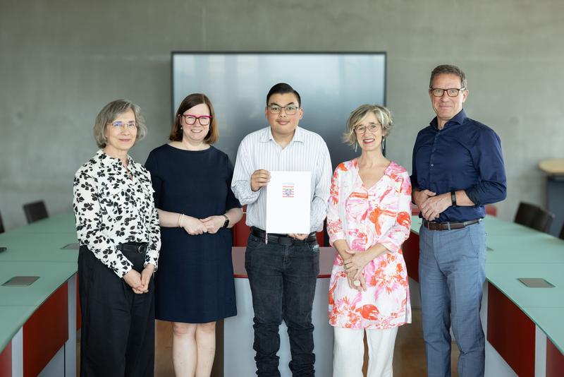 Prof. Dr. Bettina Bretländer (2.v.r.), Dekanin Prof. Dr. Barbara Klein (l.), Präsident Prof. Dr. Kai-Oliver Schocke sowie Projektbeiratsmitglied Lovis Kosel (M.) freuen sich über den Förderbescheid aus der Hand von Staatssekretärin Manuela Strube.