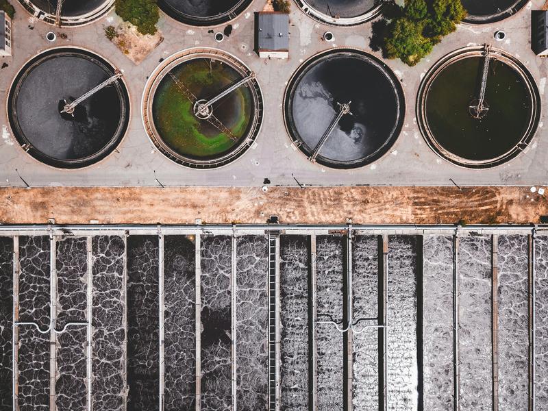 Abwasser und Faulschlamm in Klärwerken könnten mit Hilfe von grünem Strom zur Produktion von Methan und Sauerstoff genutzt werden. Letzterer kann dann wieder zur Abwasserreinigung beitragen.