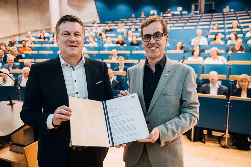 Dr. Tobias Haaf, Ministerialdirigent im Bayerischen Staatsministerium für Wissenschaft und Kunst, überreichte die Genehmigung des Antrags auf neue Promotionszentren an den Präsidenten der OTH Regensburg, Pr