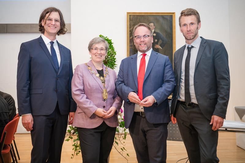 JLU-Präsidentin Prof. Katharina Lorenz mit Wissenschaftsminister Timon Gremmels (2.v.r.) sowie den JLU-Vizepräsiidenten für Studium und Lehre, Prof. Alexander Goesmann (l.) und für Wissenschaftliche Infrastruktur, Prof. Karsten Krüger. 