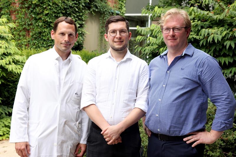 Prof. Dr. Dr. Sebastian Haferkamp, Dr. Gunther Glehr und Prof. Dr. Dr. James Hutchinson (v.li.) haben gemeinsam ein KI-basiertes System entwickelt, um nicht-klassifizierbare Proben herauszufiltern und somit noch genauere Diagnosen stellen zu können. 