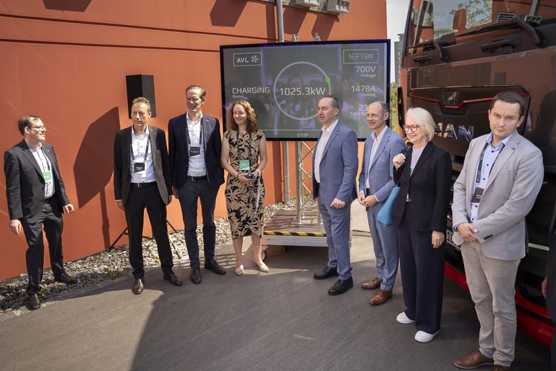 Das weltweit erste öffentliche Test-Laden eines LKW von MAN mit mehr als 1.000 kW. In der Bildmitte Bayerns Wirtschaftsminister Hubert Aiwanger, links daneben die THD-Vizepräsidentin Prof. Dr. Veronika Fetzer. 