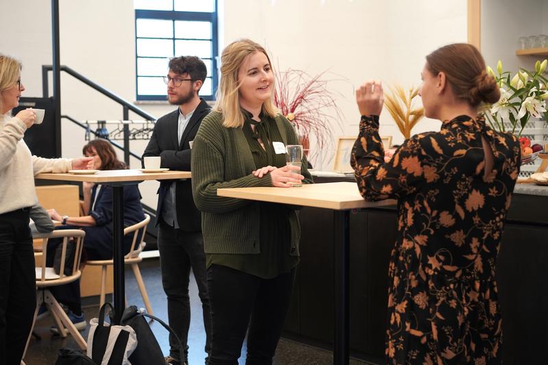 Gespräche und konstruktiver Austausch sind die besten Voraussetzungen für Wissenstransfer – Vertreterinnen und Vertreter der „Innovativen Hochschulen“ aus ganz Deutschland trafen sich im Winter bei der Hochschule Coburg in der Alten Kühlhalle.