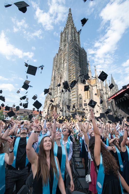 Vor der Kulisse des Ulmer Münsters warfen die Absolventinnen und Absolventen der Uni Ulm ihre Hüte in die Luft 