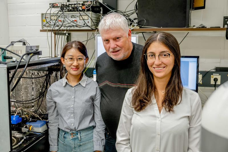 Lejing Li, Wolfgang Schuhmann und Carla Santana Santos vom Bochumer Zentrum für Elektrochemie (von links)