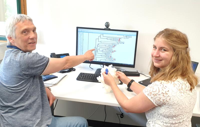 Studienleiter PD Dr. Maik Behrens (l.) und Doktorandin Silvia Schäfer im Büro