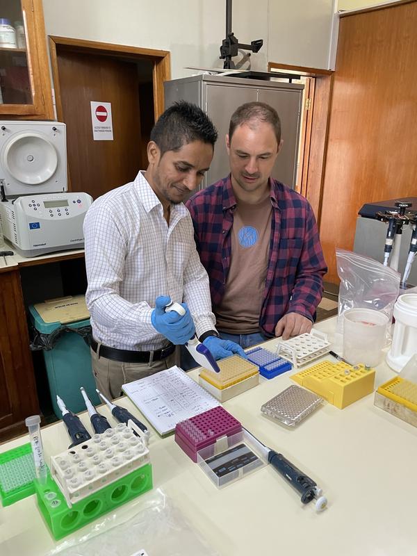 Dr. Ulrich Lutz mit Arvind Ramburn aus dem Parmessur-Team während einer Schulung im Labor der Biotechnologieabteilung des MSIRI 