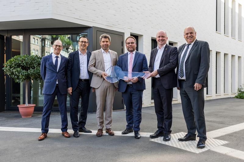 Einweihung des DDK-Forschungsneubaus mit (vlnr) DDK-Direktor Prof. Dr. Hubert Locher, MdB  Sören Bartol, Universitätspräsident Prof. Dr. Thomas Nauss, Wissenschaftsminister Timon Gremmels, Finanzstaatssekretär Uwe Beckerund LBIH-Direktor Thomas Platte.