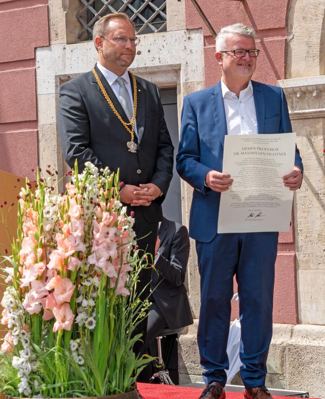 Oberbürgermeister Martin Ansbacher (links) mit Prof. Dr. Maximilian Fichtner, der sich über den Wissenschaftspreis 2024 der Stadt Ulm freut