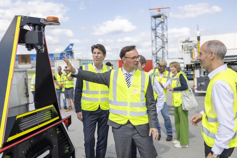 Die Demonstration des Fahrzeugs erfolgte im Beisein von Oliver Luksic, Parlamentarischer Staatssekretär beim Bundesminister für Digitales und Verkehr. 