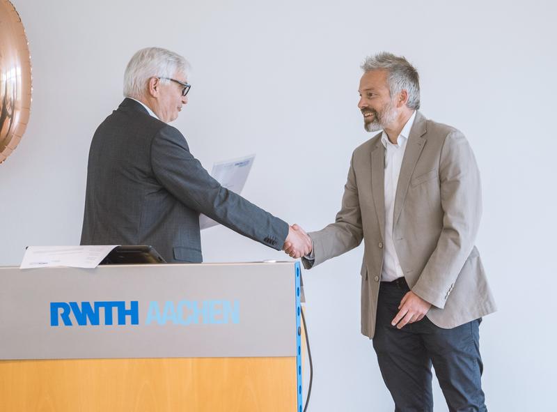 Fraunhofer FKIE researcher and FKIE research group leader for software-defined radio Dr. Marc Adrat (r.) has been appointed honorary professor at RWTH Aachen.