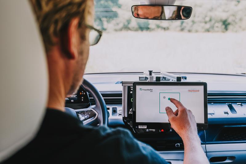 Jeder Mensch hört anders gut – auch im Auto. Wie sich der persönliche Wohlklang bei Fahrgeräuschen ändert, haben Forschende des Fraunhofer IDMT in Oldenburg unter Einsatz des selbst entwickelten YourSound-Verfahrens untersucht.