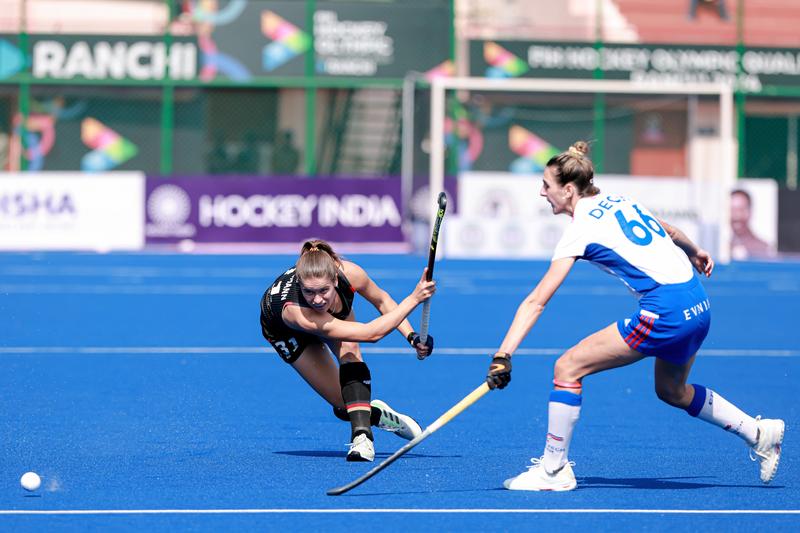 Linnea Weidemann (links im Bild) ist die jüngste Feldhockey-Spielerin im Kader des deutschen Olympiateams studiert Volkswirtschaftslehre an der HWR Berlin.