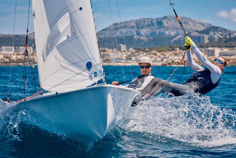 „Wir treten nicht an mit dem Ziel, nur dabei zu sein. Wir möchten ganz klar Edelmetall.“ Simon Diesch, auf dem Foto zusammen mit Segelpartnerin Anna Markfort.